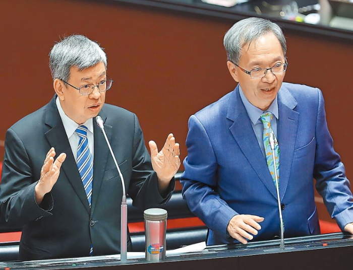 圖左起為行政院長(zhǎng)陳建仁、衛(wèi)福部長(zhǎng)薛瑞元