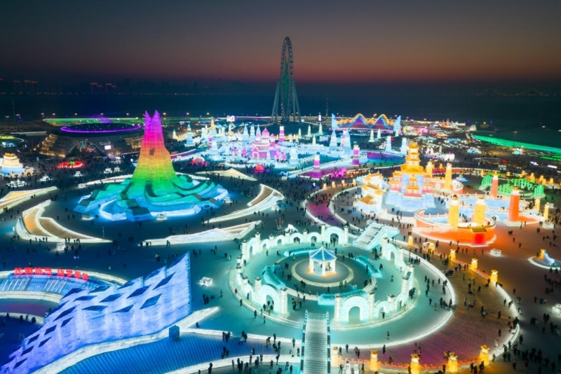 游客在哈爾濱冰雪大世界園區(qū)內(nèi)游玩（無(wú)人機(jī)照片，1月9日攝）。新華社記者 張濤 攝
