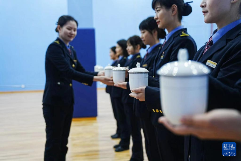 1月12日，鐵路客運服務(wù)人員在合肥火車站進行服務(wù)禮儀培訓(xùn)。（圖源：新華社）