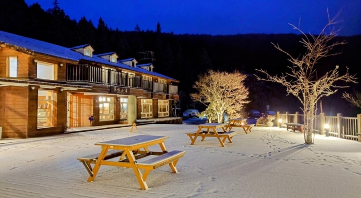 位在宜蘭縣內(nèi)的太平山森林游樂區(qū)23日凌晨開始下雪，園區(qū)翠峰山屋前一片雪白。圖片來源：臺(tái)灣“中央社”。