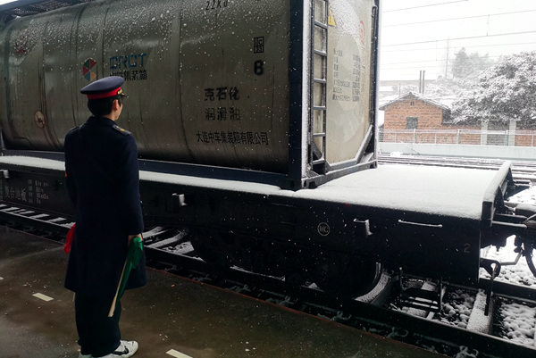 資溪站助理值班員正在崗位監(jiān)視列車運行狀態(tài)，確保列車運行安全