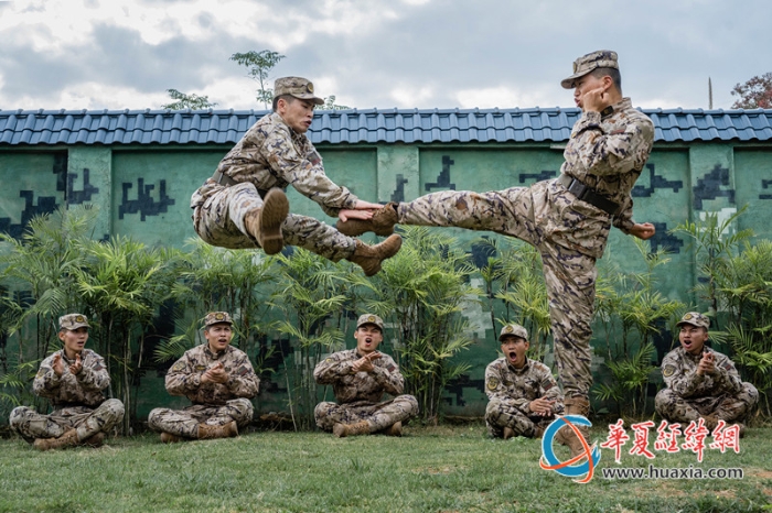 圖5、官兵正在進(jìn)行擒敵對抗訓(xùn)練（李慶  攝）_副本