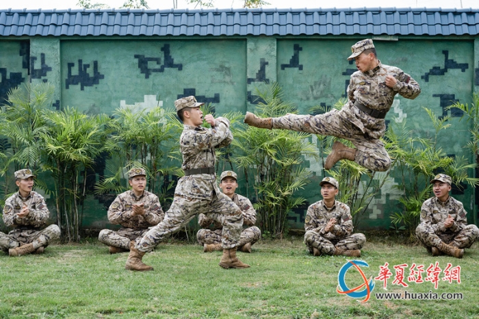 圖4、官兵正在進(jìn)行擒敵技法訓(xùn)練（李慶  攝）_副本
