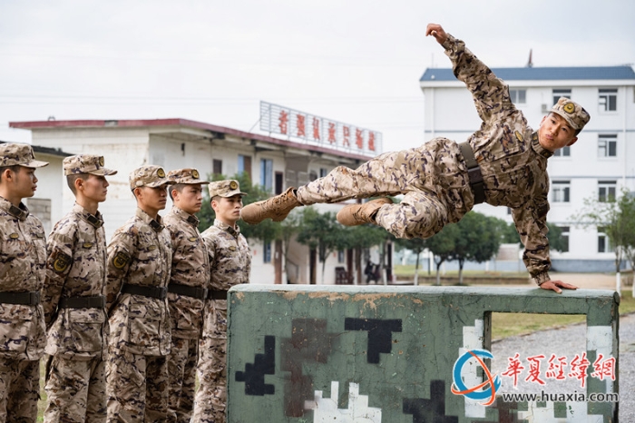 圖6、官兵在進(jìn)行通過矮墻障礙訓(xùn)練（李慶  攝）_副本