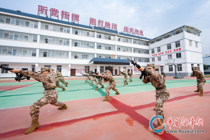圖1、官兵開展刺殺訓(xùn)練（李慶  攝）_副本