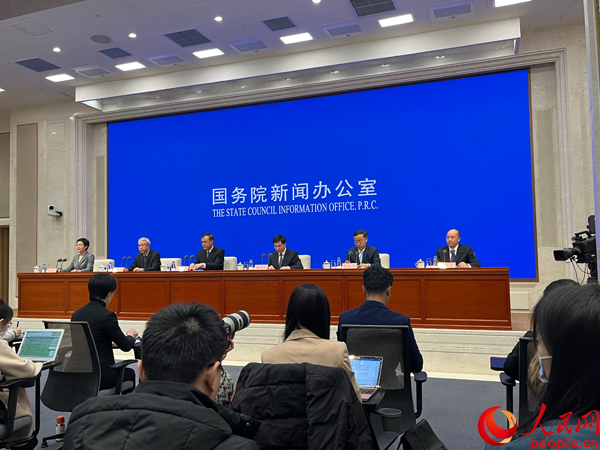 國新辦舉行金融服務(wù)經(jīng)濟社會高質(zhì)量發(fā)展新聞發(fā)布會。人民網(wǎng)記者 杜燕飛攝
