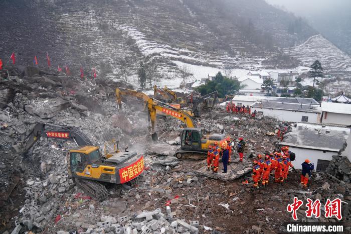 1月23日，云南省昭通市鎮(zhèn)雄縣塘房鎮(zhèn)涼水村山體滑坡搜救現(xiàn)場(chǎng)，人機(jī)配合正在實(shí)施搜救。中新社記者 劉冉陽(yáng) 攝