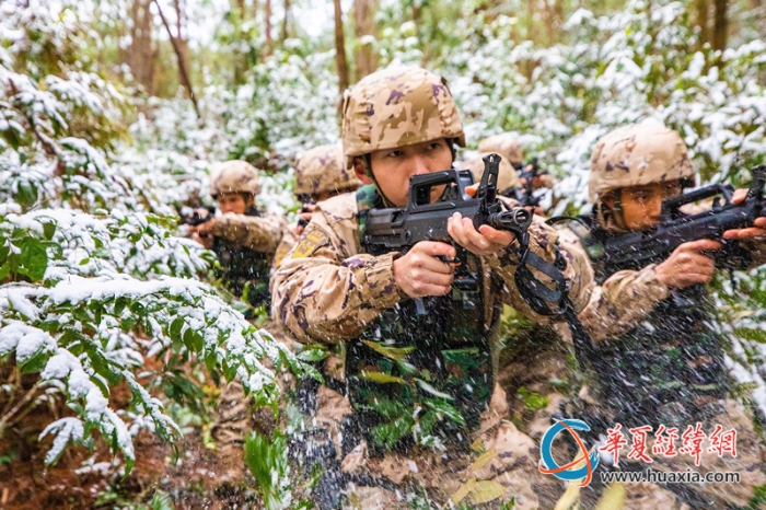 4.特戰(zhàn)隊員正在進行雪地追逃  施晨洲  攝_副本