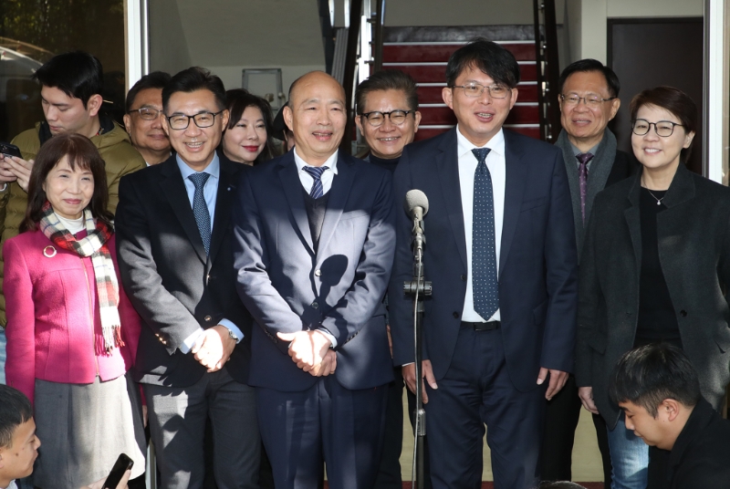國民黨立法院正副院長參選人韓國瑜（前左三）及江啟臣（前左二）29日拜會民眾黨立法院黨團，會后，韓國瑜及江啟臣與民眾黨8位不分區(qū)立委當(dāng)選人黃國昌（前右二）、黃珊珊（前右）、陳昭姿（前左）等人一起受訪。（資料照／劉宗龍攝）