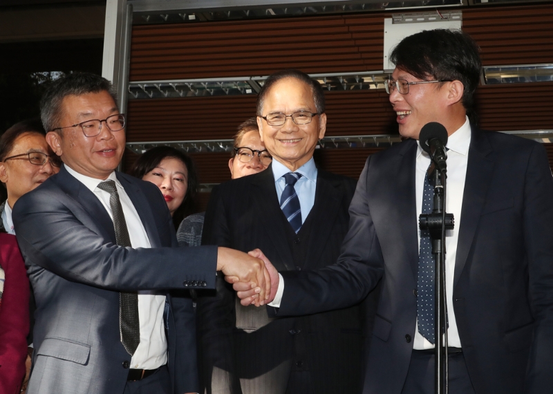 民進黨立法院正副院長參選人游錫堃（中）及蔡其昌（左）29日拜會民眾黨立法院黨團。（資料照，劉宗龍攝）
