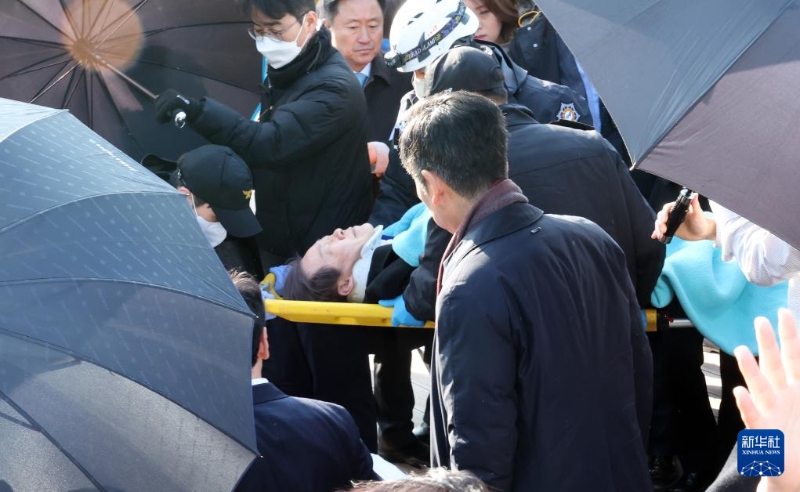 1月2日，在韓國釜山，韓國最大在野黨黨首李在明遭襲，在現(xiàn)場進(jìn)行緊急處置后被送往醫(yī)院救治。（圖源：新華社）