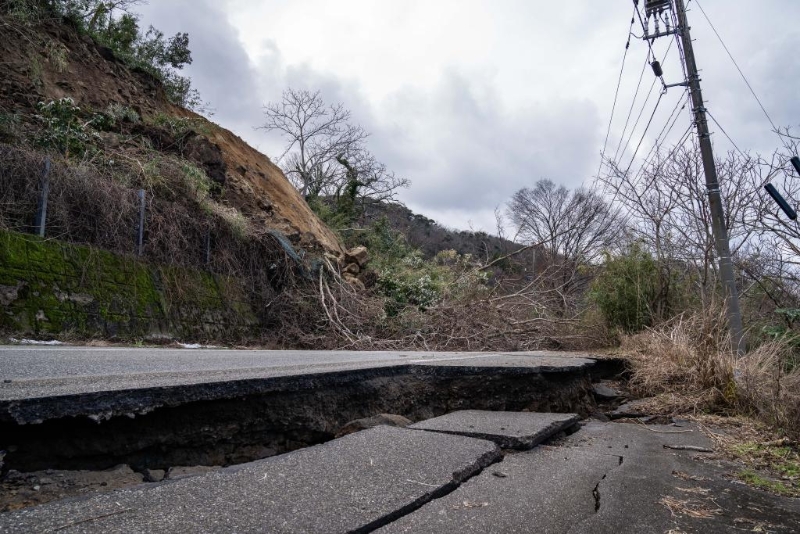 1月2日，在日本石川縣羽咋郡，道路被地震損壞。（圖源：新華社）