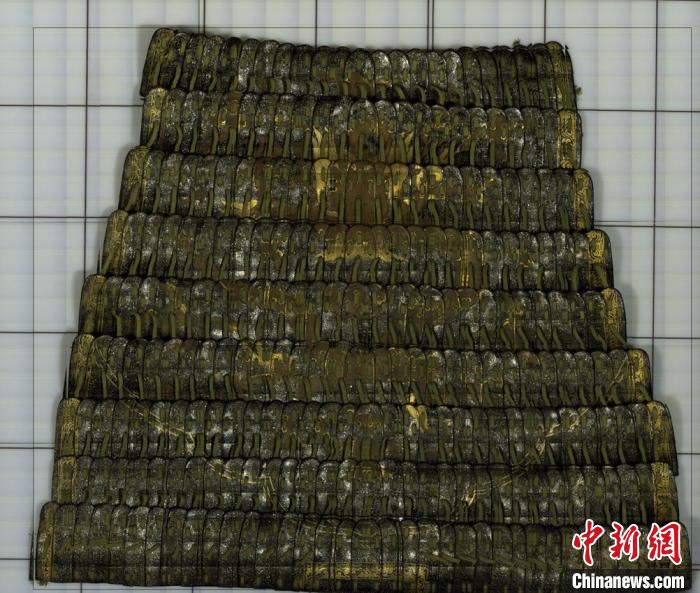 展覽專門修復(fù)了李文忠家族收藏的一套皮甲并展開?！≈袊鴩也┪镳^供圖.jpeg