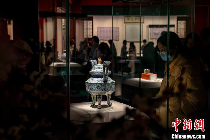 1月8日，江西省博物館“御瓷歸來”展覽在南昌開幕，此次展覽共展出180件(套)經(jīng)典御瓷代表作。劉力鑫 攝.jpeg