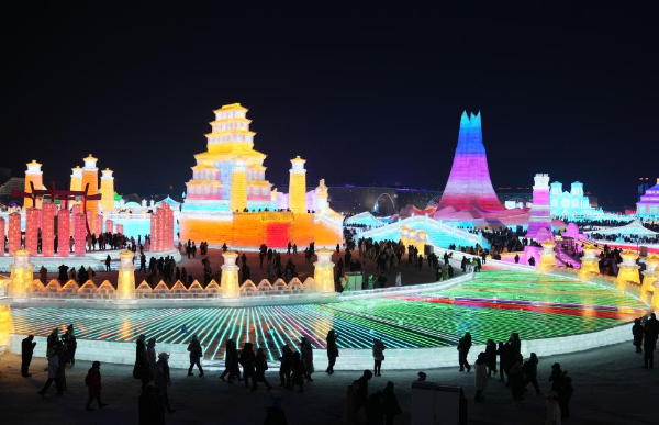 游客在哈爾濱冰雪大世界園區(qū)內(nèi)游玩（2023年12月18日攝）。新華社記者 王建威 攝.png