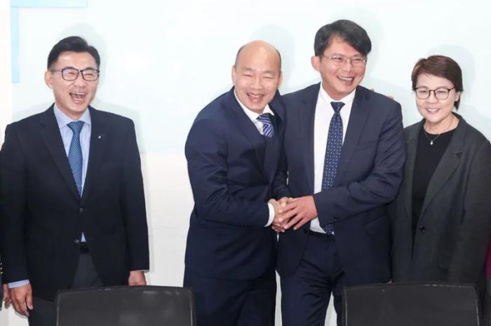 韓國(guó)瑜(左2)、江啟臣(左1)29日拜會(huì)民眾黨“立法院”黨團(tuán)，韓國(guó)瑜與民眾黨“立委”當(dāng)選人黃國(guó)昌(右2)擁抱致意。圖片來源：臺(tái)灣“中央社”