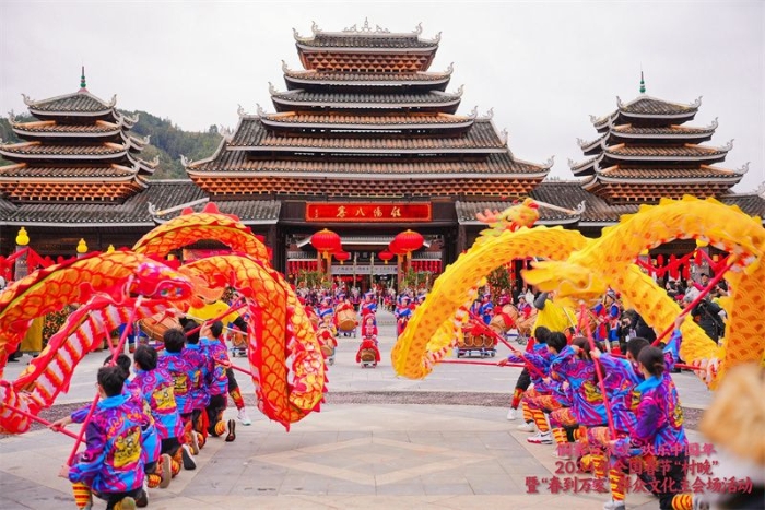 新春走基層丨在中國最大的侗寨看“村晚”、吃百家宴，唱響美好山鄉(xiāng)