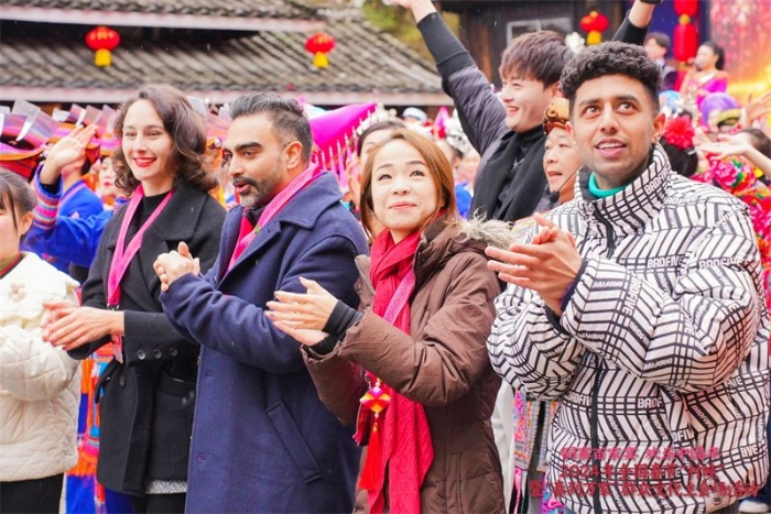 新春走基層丨在中國最大的侗寨看“村晚”、吃百家宴，唱響美好山鄉(xiāng)