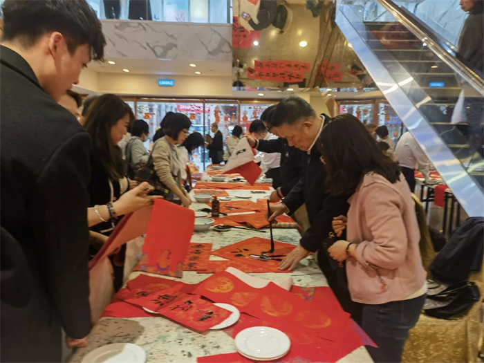 書法家們揮毫寫揮春、送祝?；顒蝇F(xiàn)場。（主辦方供圖）