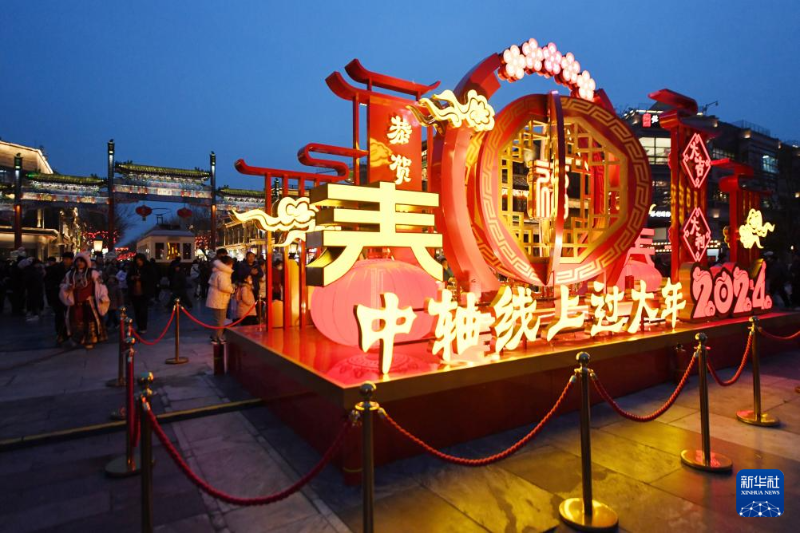 2月2日，市民游客在北京前門(mén)大街參觀游覽。當(dāng)日，“中軸納?！堒S前門(mén)”前門(mén)迎新春促消費(fèi)活動(dòng)開(kāi)幕。（圖源：新華社）