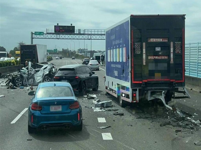 臺(tái)灣高速公路發(fā)生嚴(yán)重車禍