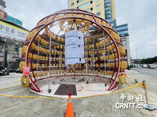 位在臺北市北門展區(qū)的上海燈飾正在布置中，17日將亮相