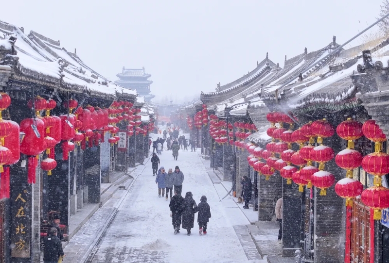 這是2月1日拍攝的雪中的山西晉中平遙古城。受寒潮天氣影響，我國多地迎來降溫降雪。（圖源：新華社）