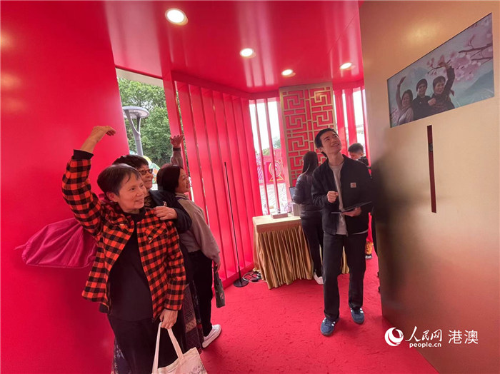 圖為最受歡迎的A.I.互動(dòng)主題照相館，人們爭(zhēng)相拍照留念。人民網(wǎng)記者 富子梅攝