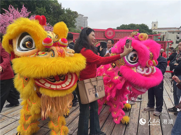 圖為歡鬧的舞獅為活動(dòng)現(xiàn)場(chǎng)增添喜慶氣氛。人民網(wǎng)記者 富子梅