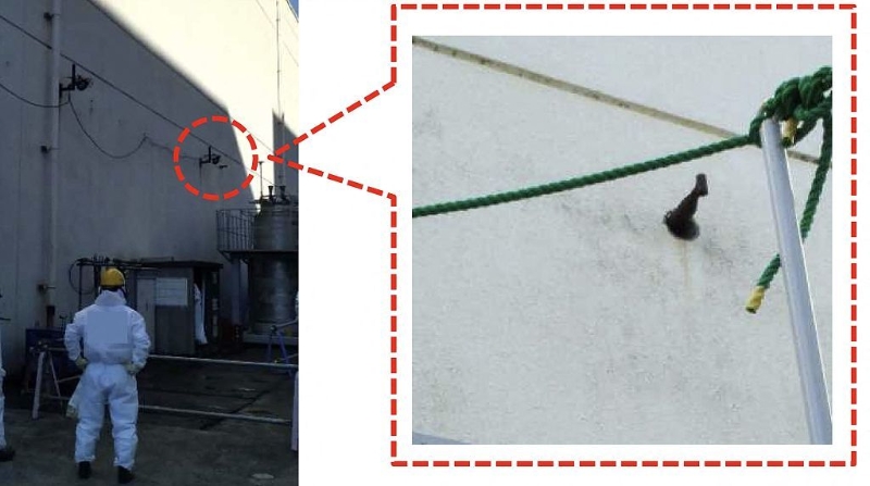 當(dāng)?shù)貢r(shí)間2024年2月7日，福島第一核電站發(fā)生未經(jīng)凈化處理的核污染水泄漏事件，圖為作業(yè)員工發(fā)現(xiàn)位于廠房墻上的排風(fēng)管道正在漏水。（視覺中國(guó)）