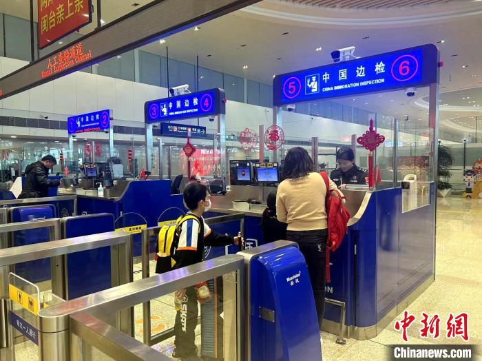 2月17日，廈門邊檢總站高崎邊檢站為臺(tái)胞辦理入境手續(xù)。(高崎邊檢供圖)