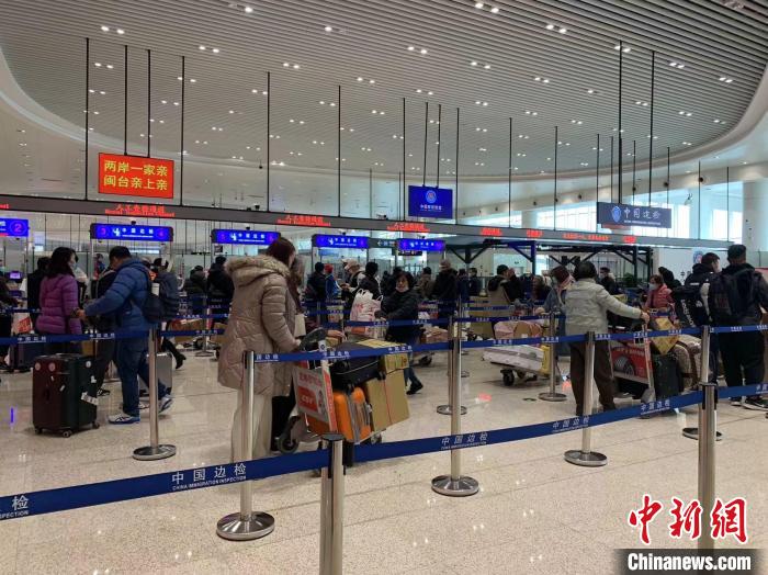 越來越多的臺(tái)胞通過廈金航線回臺(tái)探親、過節(jié)。高崎邊檢供圖
