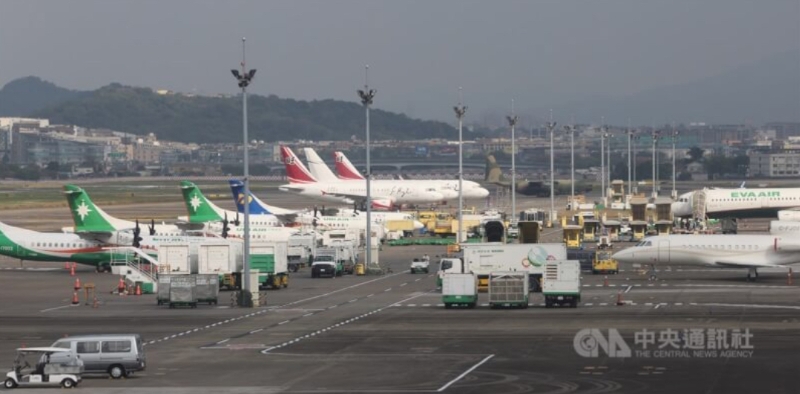 圖為臺(tái)北市松山機(jī)場停機(jī)坪。（圖源：臺(tái)灣“中央社”）