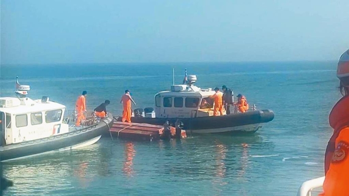 大陸漁船越界在金門海域作業(yè)，遭我海巡署追緝時(shí)翻覆釀成2死事故。圖為海巡署在案發(fā)後持續(xù)進(jìn)行搜救。（海巡署提供）