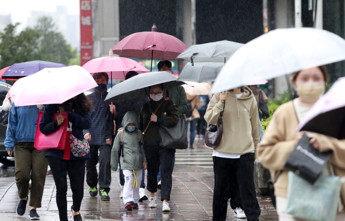 今天下午開始變天，北部及東半部有局部短暫雨，北臺灣氣溫下降，入夜剩下14度。（本報(bào)資料照片）
