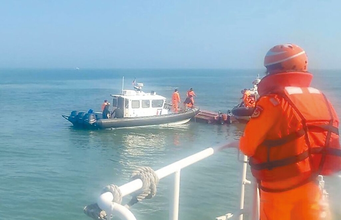大陸漁船越界拒檢造成2人死亡，海巡署案發(fā)後提供搜救畫(huà)面，卻發(fā)現(xiàn)追緝船隻翻覆過(guò)程未錄影，以致淪為各說(shuō)各話。（海巡署提供）