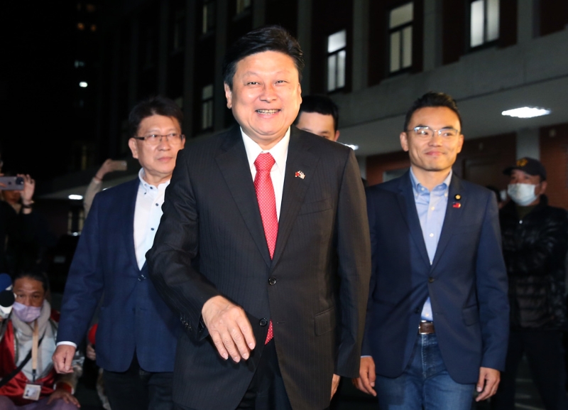 臺立法機(jī)構(gòu)國民黨團(tuán)書記長洪孟楷（右起）、總召傅崐萁、首席副書記長林思銘22日前往臺立法機(jī)構(gòu)康園與民眾黨主席柯文哲及黨團(tuán)三長餐敘。（圖源：臺灣“中時新聞網(wǎng)”）