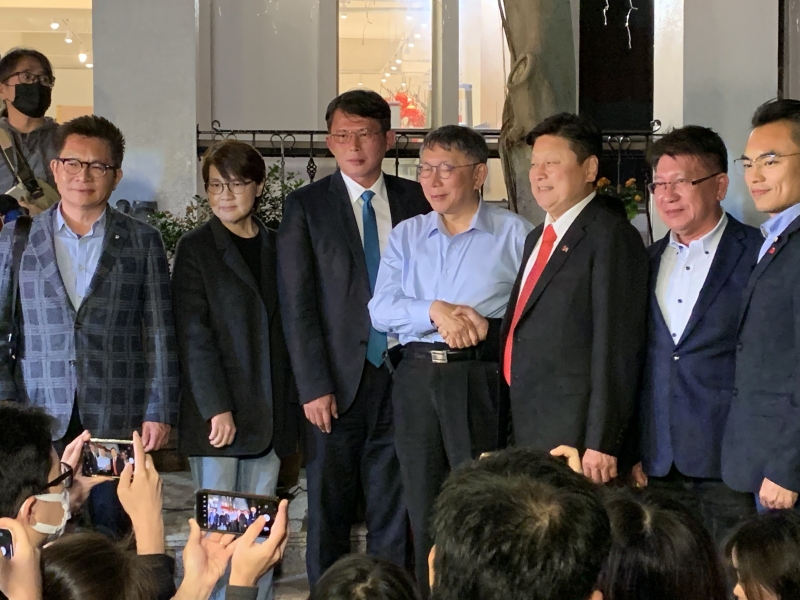 民眾黨主席柯文哲帶隊(duì)民眾黨團(tuán)和國民黨團(tuán)餐敘。（圖源：臺(tái)灣《聯(lián)合報(bào)》）
