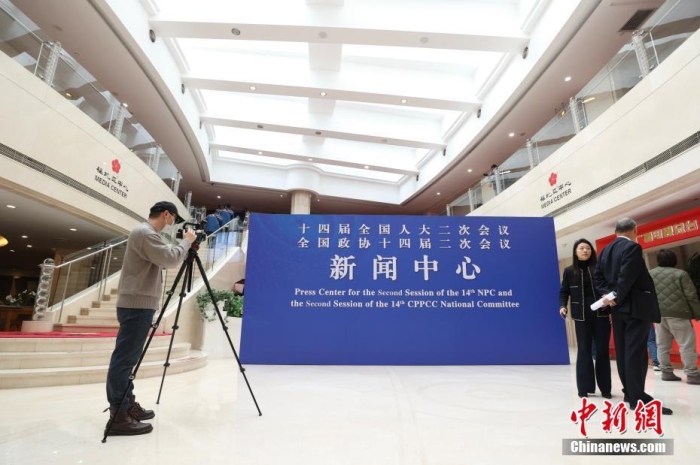 2月27日，在2024年全國兩會即將召開之際，位于北京梅地亞中心的全國兩會新聞中心正式啟用。圖為媒體記者在全國兩會新聞中心采訪拍攝。<a target='_blank' href='/'>中新社</a>記者 蔣啟明 攝
