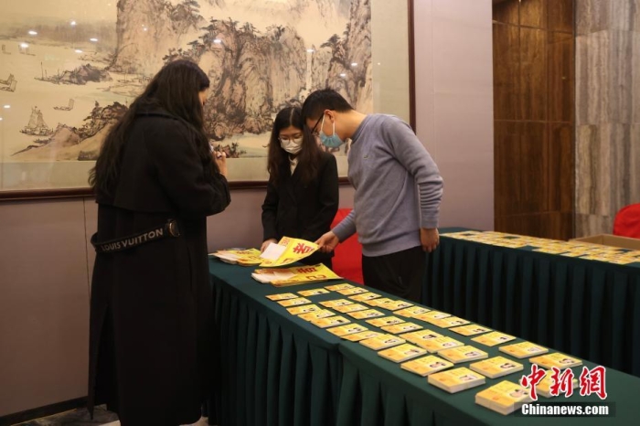 2月27日，在2024年全國兩會即將召開之際，位于北京梅地亞中心的全國兩會新聞中心正式啟用。圖為媒體記者在新聞中心領(lǐng)取證件。<a target='_blank' href='/'>中新社</a>記者 蔣啟明 攝