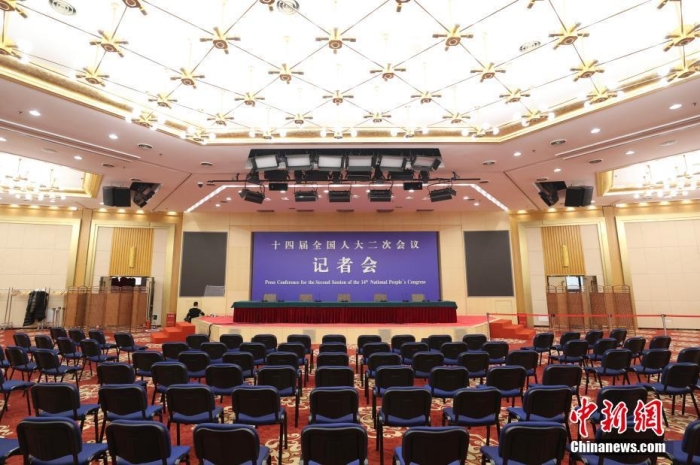 2月27日，在2024年全國(guó)兩會(huì)即將召開之際，位于北京梅地亞中心的全國(guó)兩會(huì)新聞中心正式啟用。圖為全國(guó)兩會(huì)新聞中心新聞發(fā)布廳。<a target='_blank' href='/'>中新社</a>記者 蔣啟明 攝
