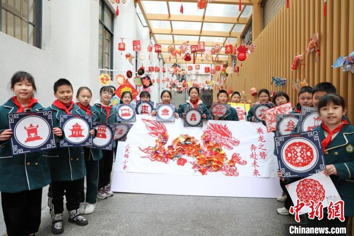 剪紙龍、舞金龍、越龍門湖南衡陽(yáng)學(xué)子開(kāi)學(xué)第一課“龍”重啟航