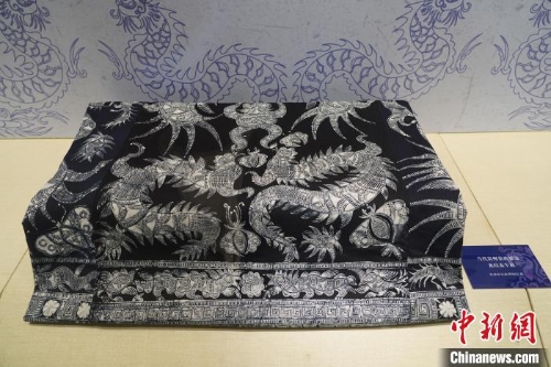 圖為展品苗族蠟染龍紋蓋牛被。中新社記者 蒲文思 攝.jpg