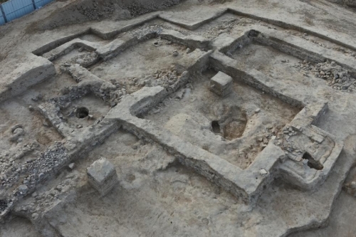 這是都蘭熱水墓群北一區(qū)M37號（“羊圈墓”）的祭祀建筑全景。.jpeg