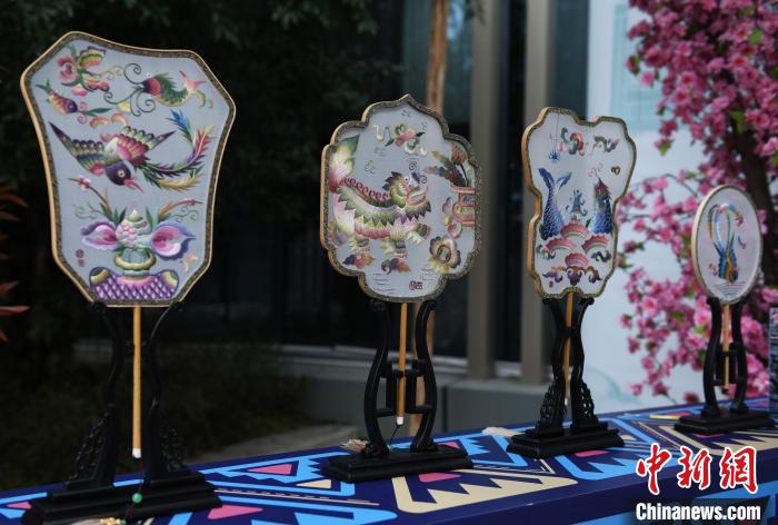 重慶酉陽舉辦非遺文創(chuàng)展西蘭卡普、木葉吹奏等亮相展現(xiàn)少數(shù)民族風(fēng)情