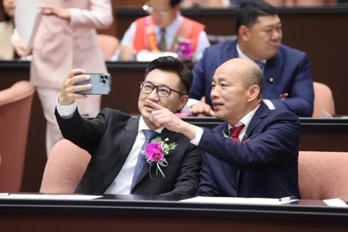韓國瑜(右)與江啟臣(左)在議場內自拍合影。圖片來源：臺灣聯(lián)合新聞網.jpg