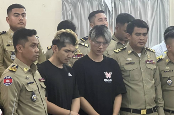 臺灣網紅（前排左二、左三）在柬埔寨拍攝造假視頻被逮捕。 圖自臺媒.png