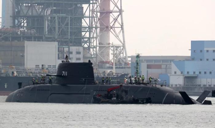 “海鯤號”露出大半個船身，漂浮在水面。臺灣《聯(lián)合報》圖.jpg