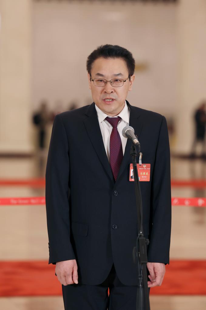 3月4日，全國政協(xié)十四屆二次會議首場“委員通道”集體采訪活動在北京人民大會堂舉行。這是全國政協(xié)委員郭吉安接受媒體采訪。（圖源：新華社）