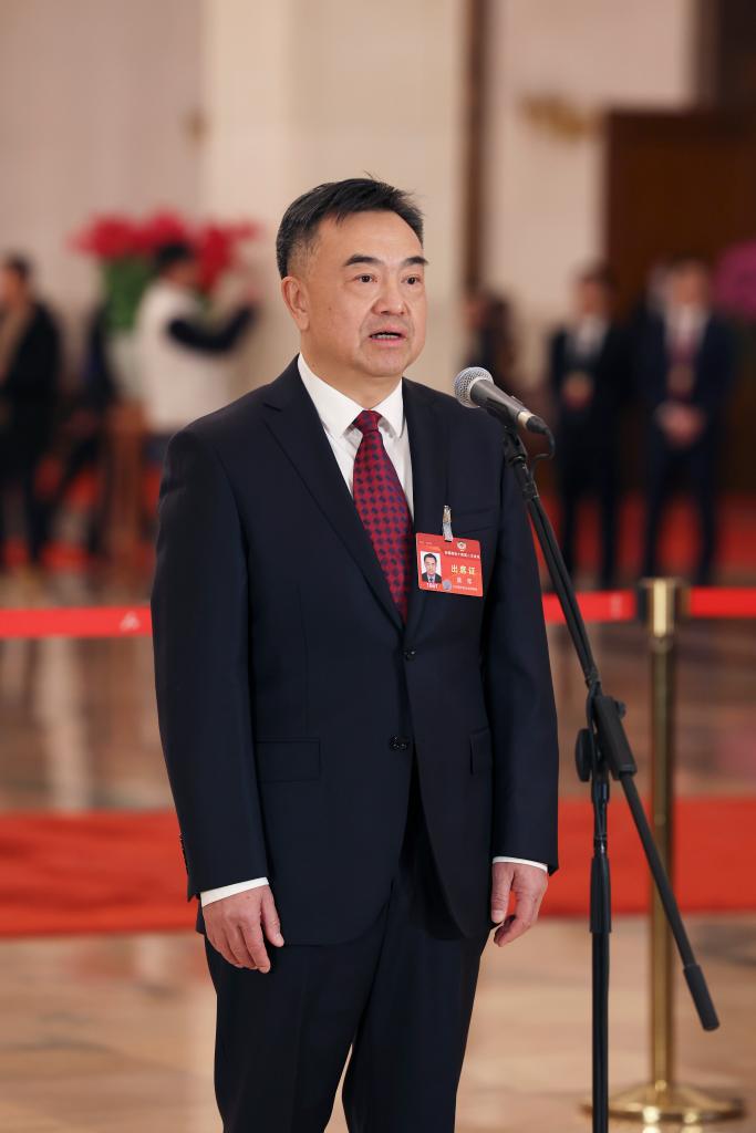 3月4日，全國政協(xié)十四屆二次會議首場“委員通道”集體采訪活動在北京人民大會堂舉行。這是全國政協(xié)委員莫榮接受媒體采訪。（圖源：新華社）